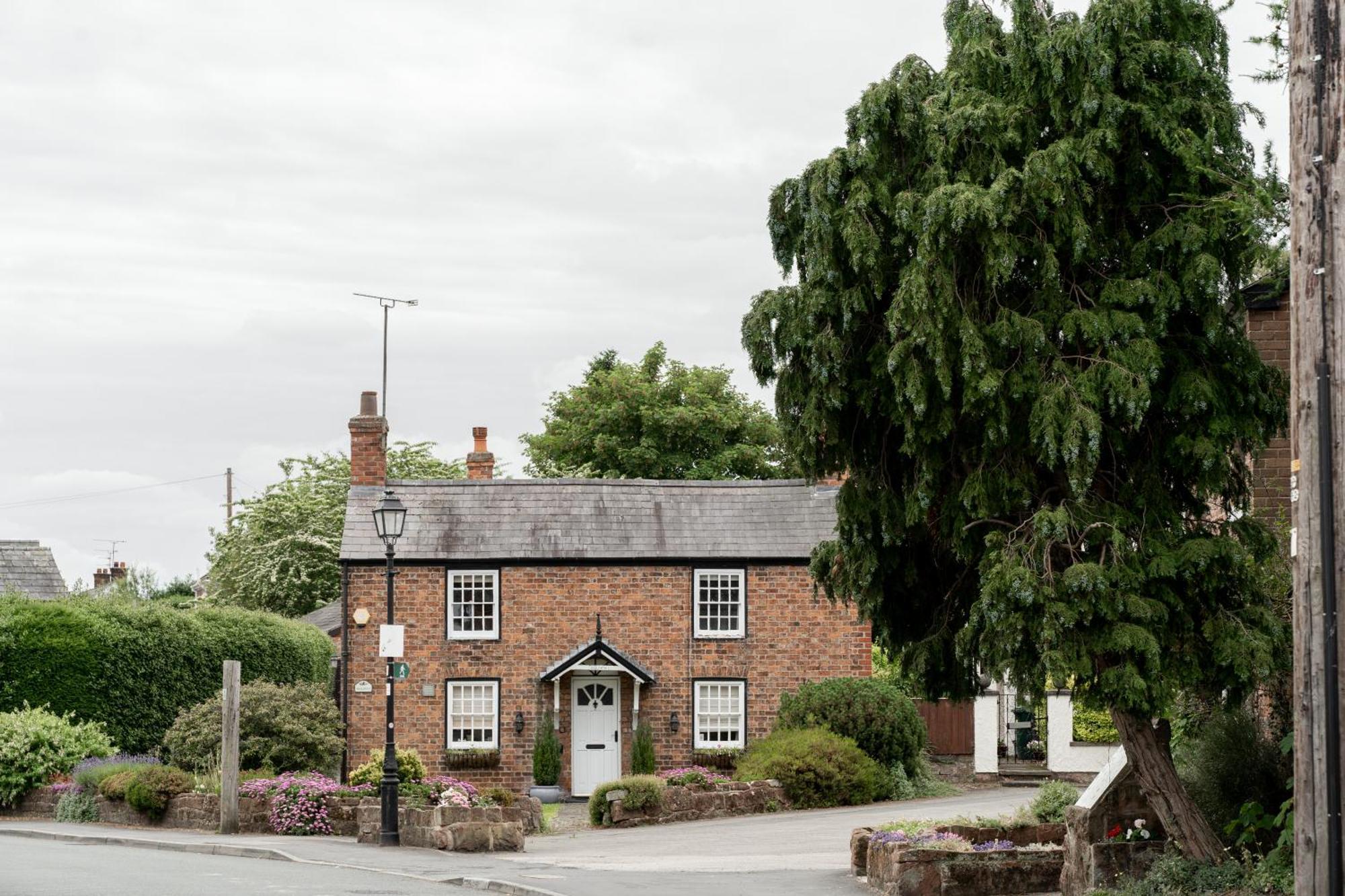 Cosy 2 Bed Cottage In Charming Village Of Christleton - For Up To 5 Eksteriør billede